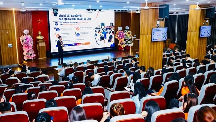 Toàn cảnh Hội thảo khoa học quốc gia “Du lịch Việt Nam trong bối cảnh chuyển đổi số và chuyển đổi xanh: Định hướng phát triển bền vững và giải pháp thực tiễn”.
