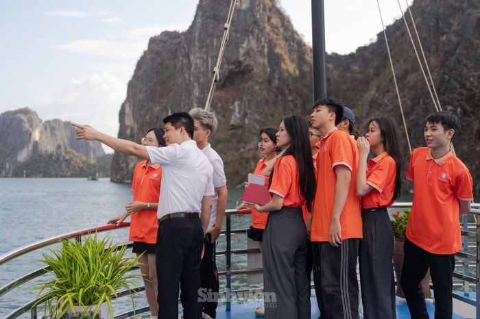 Sinh viên ngành Du lịch, Trường Đại học Đại Nam, khảo sát điểm đến dưới sự hướng dẫn của TS. Ngô Quang Duy, kết nối kiến thức trên giảng đường với thực tiễn (Ảnh: Lê Vượng).