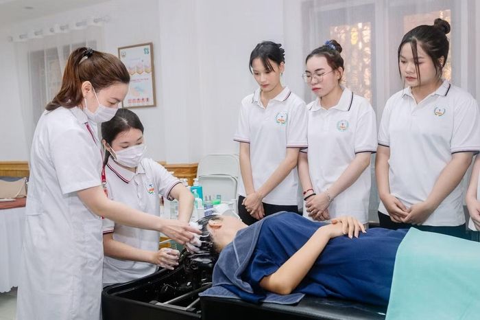 Học viên ngành Chăm sóc sắc đẹp của trường trong giờ thực hành chăm sóc tóc