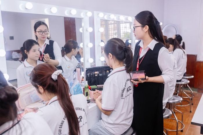 Học viên ngành Chăm sóc sắc đẹp của trường trong giờ thực hành trang điểm cá nhân