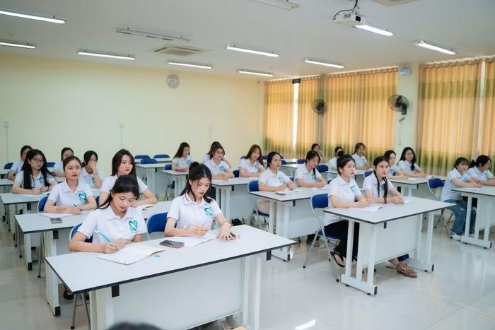 Học viên ngành Chăm sóc sắc đẹp của trường trong giờ học lý thuyết