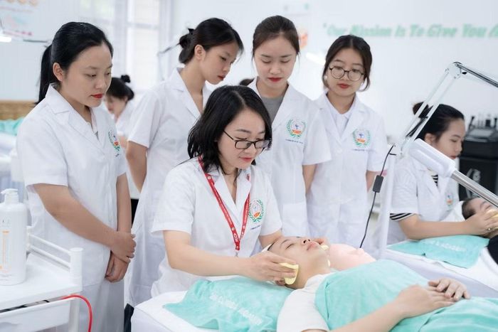 Học viên ngành Chăm sóc sắc đẹp của trường trong giờ thực hành chăm sóc da