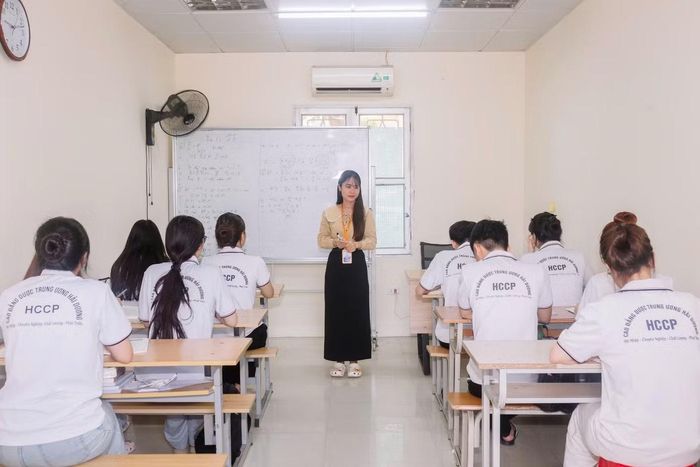 Học sinh lớp Trung cấp Tiếng Hàn Quốc trong giờ học thực hành Tiếng