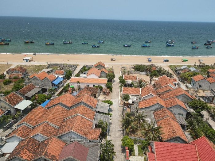  Hơn 1.500 ngôi nhà mái ngói đỏ nằm san sát nhau trải dài từ đường làng ra biển 
