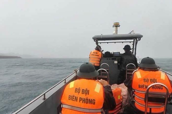 Bộ đội biên phòng ở tỉnh Quảng Ninh cứu hộ tàu cá có 7 thuyền viên gặp nạn do dông lốc sáng 3-7. Ảnh: BIÊN PHÒNG QUẢNG NINH