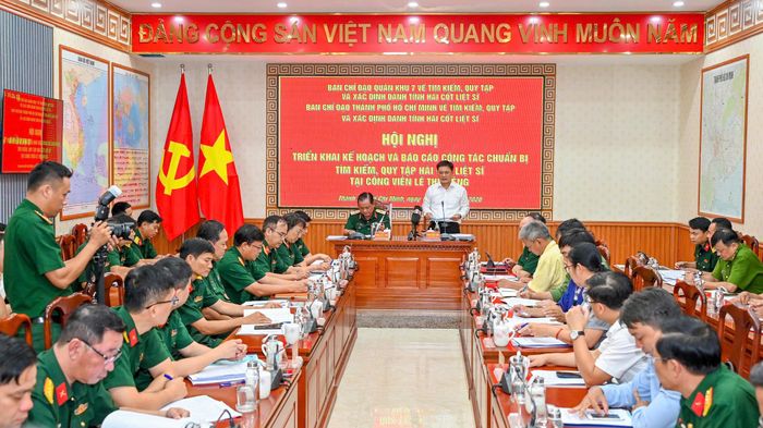  Thiếu tướng Trần Chí Tâm, Phó Chính ủy Quân khu 7 và Phó Chủ tịch UBND TPHCM Nguyễn Mạnh Cường chủ trì hội nghị triển khai công tác tìm kiếm, quy tập hài cốt liệt sĩ tại Công viên Lê Thị Riêng. Ảnh: MẠNH THẮNG 