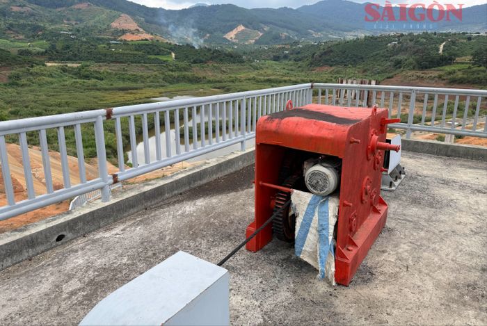  Hệ thống nằm phơi mưa nắng nhiều năm chưa thể sử dụng. Ảnh: ĐOÀN KIÊN 