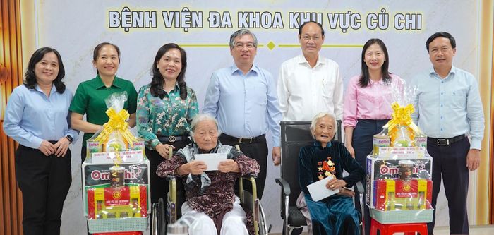  Các đồng chí lãnh đạo thành phố và các xã thăm hỏi 2 Mẹ VNAH. Ảnh: QUANG HUY 