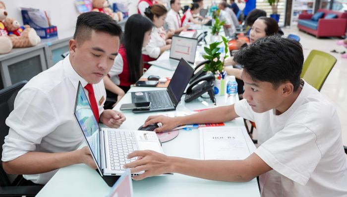  Cán bộ tuyển sinh hướng dẫn thí sinh thực hành đăng ký trên Hệ thống của Bộ GD-ĐT tại Trường ĐH Kinh tế Tài chính TPHCM - Ảnh: THANH HÙNG 