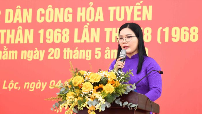  Đồng chí Nguyễn Thị Thảo phát biểu ôn lại truyền thống "Đêm trắng Vĩnh Lộc" 