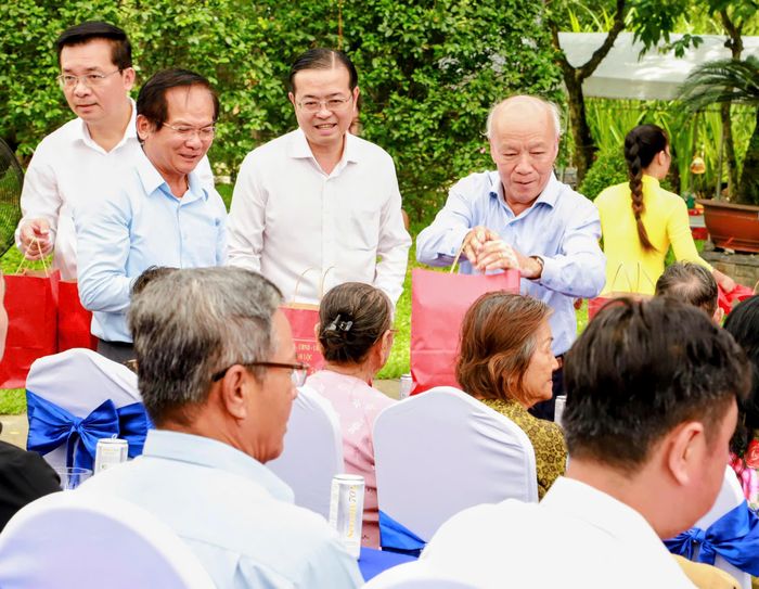  Các đại biểu trao quà đến cựu dân công hỏa tuyến và thân nhân các dân công hỏa tuyến hy sinh 