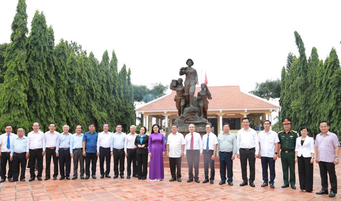  Đại biểu chụp hình lưu niệm tại khu di tích 