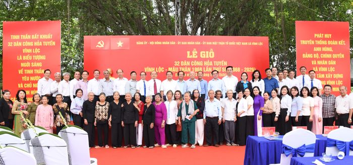  Đại biểu chụp hình lưu niệm cùng cựu dân công hỏa tuyến, thân nhân dân công hỏa tuyến hy sinh 