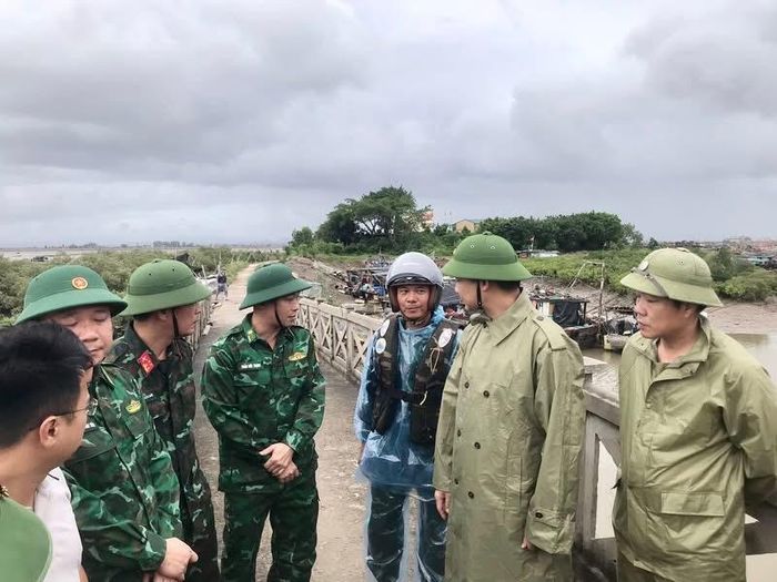  Đoàn công tác của Ban chỉ đạo Phòng thủ dân sự tỉnh Quảng Ninh kiểm tra công tác sẵn sàng ứng phó bão số 1, sáng 4-7. Ảnh: CTV 