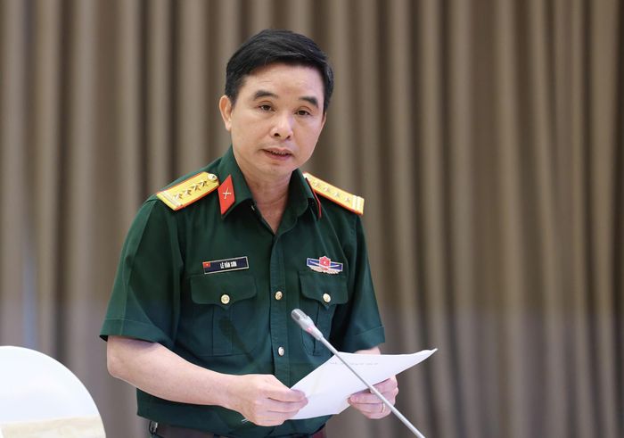 Đại tá Lê Văn Sơn, Phó Cục trưởng Cục Chính sách Xã hội (Tổng cục Chính trị, Bộ Quốc phòng) thông tin tại buổi họp báo. Ảnh: QUANG PHÚC