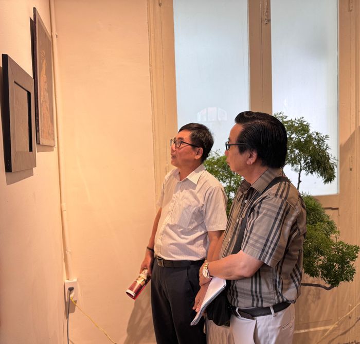 Khách tham quan triển lãm, tìm hiểu về sơn mài Nam bộ