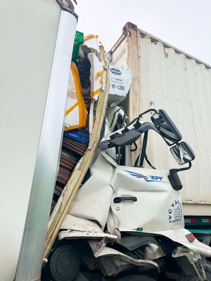  Cú tông mạnh khiến phương tiện biến dạng nhiều vị trí. Ảnh: THANH TRÍ 