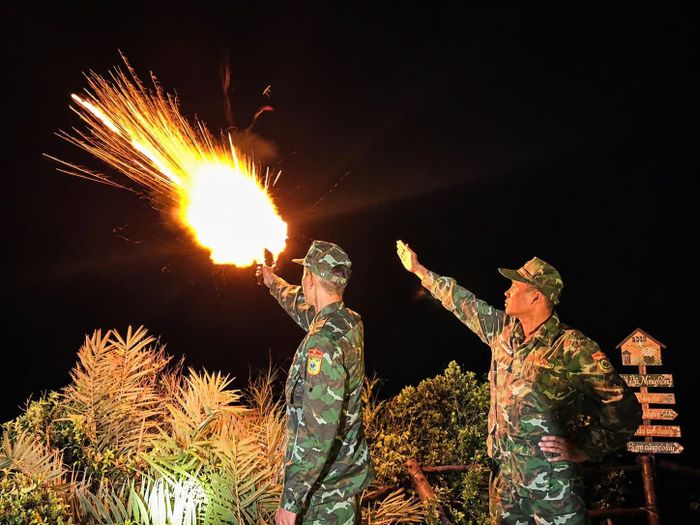  Trước đó, Bộ đội Biên phòng ở Đặc khu Cô Tô bắn pháo hiệu báo bão, kêu gọi tàu thuyền vào nơi tránh trú an toàn. Ảnh: THU BÁU 