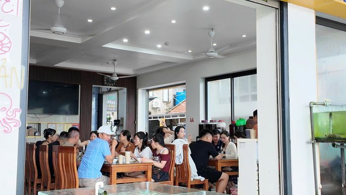  Các du khách phải ở lại Đặc khu Cô Tô do ảnh hưởng bão số 1 được bảo đảm an toàn. Ảnh: THU BÁU 