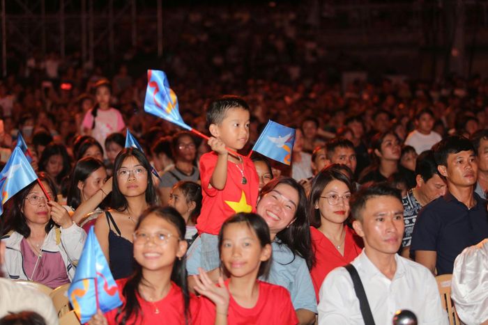  Đông đảo người dân và du khách tham dự chương trình nghệ thuật khai mạc Lễ hội Vì Hòa bình năm 2026 tại Khu Di tích quốc gia đặc biệt Đôi bờ Hiền Lương-Bến Hải 
