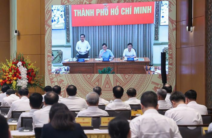  Chủ tịch UBND TPHCM Nguyễn Văn Được báo cáo tại hội nghị. Ảnh: VIẾT CHUNG 