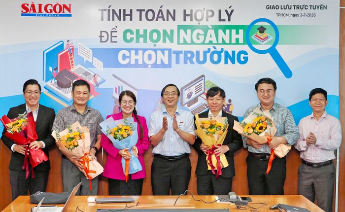  Phó Tổng Biên tập Báo SGGP Trương Đức Nghĩa trao hoa cảm ơn các chuyên gia, diễn giả tham gia chương trình (ẢNH: HOÀNG HÙNG) 