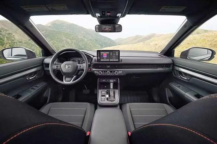 Một phần chiến thắng của Honda CR-V còn đến từ việc Toyota đang gặp nhiều khó khăn trong quá trình chuyển đổi dây chuyền lắp ráp cho RAV4 thế hệ mới khiến hoạt động sản xuất bị gián đoạn và nguồn cung xe sụt giảm. Hệ quả là doanh số của Toyota RAV4 đã giảm tới 36% trong nửa đầu năm nay.