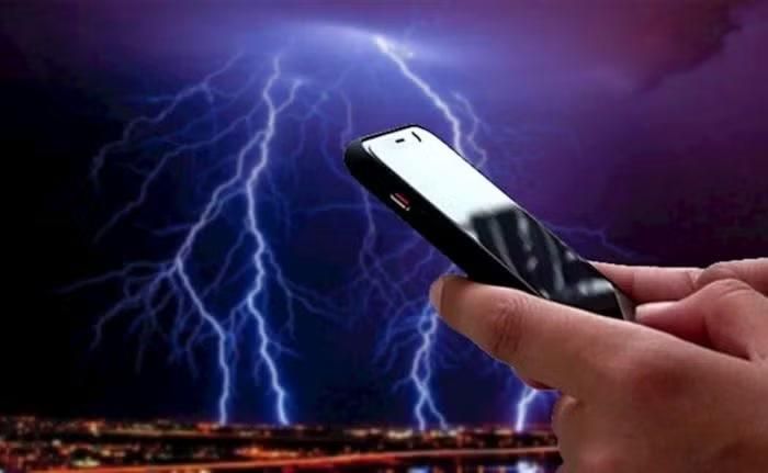 Điện thoại thông minh từ lâu bị gắn với quan niệm là "vật hút sét", khiến không ít người vội vàng tắt nguồn hoặc cất thiết bị ngay khi trời xuất hiện mưa giông, tuy nhiên các chuyên gia vật lý cho biết nhận định này hoàn toàn không có cơ sở khoa học bởi năng lượng phát ra từ smartphone quá nhỏ để có thể tác động đến quỹ đạo của tia sét vốn mang hiệu điện thế hàng triệu vôn và cường độ dòng điện lên tới hàng trăm nghìn ampe.