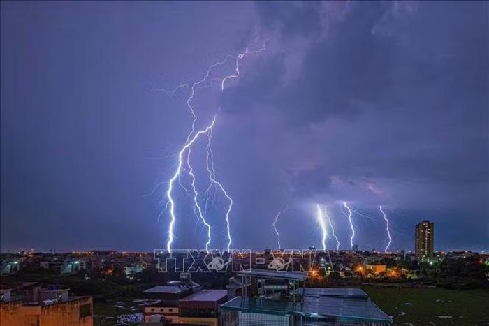 Các chuyên gia khí tượng khuyến cáo nơi trú ẩn an toàn nhất trong cơn giông là các tòa nhà kiên cố có hệ thống chống sét hoặc ô tô đóng kín cửa nhờ hiệu ứng lồng Faraday, vì vậy thay đổi hành vi ứng phó với thời tiết cực đoan mới là giải pháp bảo vệ tính mạng hiệu quả, thay vì tiếp tục tin vào quan niệm sai lầm rằng điện thoại thông minh là "vật hút sét".