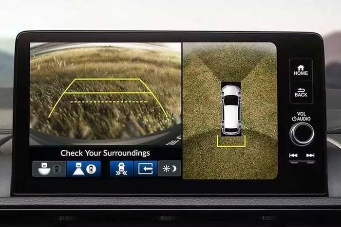 Tại Nhật bản, Honda cũng tinh chỉnh hệ thống treo theo hướng thể thao hơn với lò xo cứng hơn, giảm xóc tinh chỉnh lại, cùng trục lái và thước lái gia cường để tăng độ phản hồi.