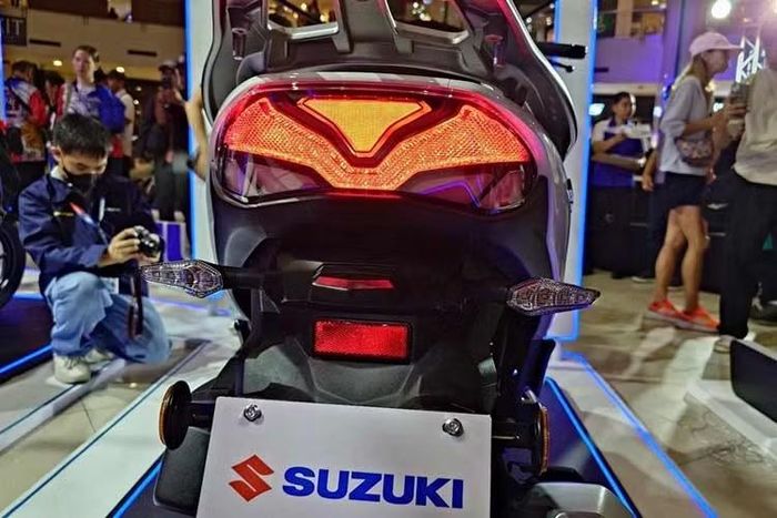 Ngoài ra chiều cao yên xe của Suzuki Burgman 15 2026 được xem là khá phù hợp với thể hình của người châu Á. Xe sở hữu hệ thống đèn chiếu sáng LED toàn bộ, đi kèm đèn passing và đèn cảnh báo nguy hiểm, hỗ trợ tối đa khi di chuyển trong nhiều điều kiện khác nhau.
