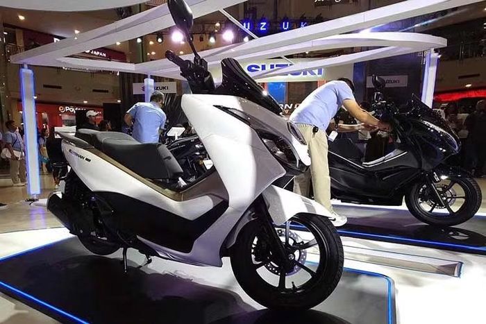Về thiết kế, mẫu xe tay ga Suzuki Burgman 15 mang phong cách maxi scooter lịch lãm và thực dụng. Xe sử dụng nhiều đường nét bo tròn mềm mại thay vì các mảng cắt xẻ góc cạnh thường thấy trên những mẫu xe thiên về thể thao.