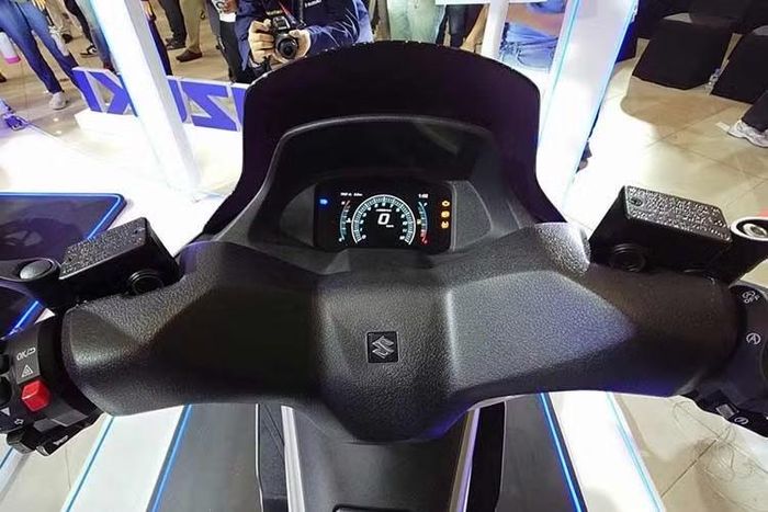Suzuki Burgman 15 2026 được bổ sung đồng hồ TFT kỹ thuật số 4,2 inch tương tự Suzuki Access 125. Nó sẽ hỗ trợ người dùng kết nối với điện thoại thông minh để sử dụng một số tính năng tra cứu thông tin xe, báo cuộc gọi, tin nhắn…