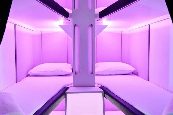 Không giống một hạng ghế mới, Skynest hoạt động như một dịch vụ bổ sung. Hành khách vẫn mua vé Economy hoặc Premium Economy như thông thường, sau đó có thể đặt thêm một phiên sử dụng Skynest. Mỗi phiên kéo dài khoảng 4 giờ, với thời gian chuyển tiếp khoảng 30 phút để tiếp viên thay ga, vệ sinh và chuẩn bị cho lượt khách tiếp theo. Trong giai đoạn đầu, mỗi hành khách chỉ được đặt một phiên trên mỗi chuyến bay nhằm đảm bảo nhiều người có cơ hội sử dụng. Ảnh: Air New Zealand