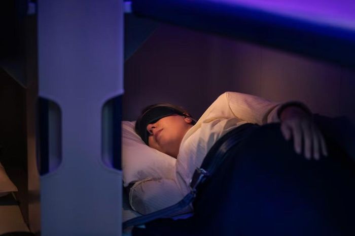 Trong chương trình của CNN, CEO Air New Zealand Nikhil Ravishankar cho biết các khoang Skynest được bố trí theo dạng hai cụm giường ba tầng hình chữ V. Ông giải thích tất cả hành khách sẽ bắt đầu và kết thúc phiên nghỉ cùng một thời điểm để đơn giản hóa việc vận hành, đồng thời nhấn mạnh rằng với những quốc gia xa xôi như New Zealand, đổi mới là điều kiện để cạnh tranh chứ không phải một dự án mang tính phô trương. Ảnh: Air New Zealand