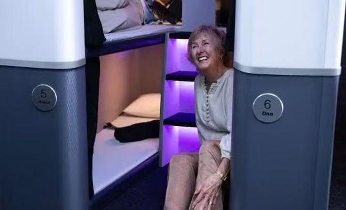 Ý tưởng Skynest được thai nghén trong nhiều năm, sau thành công của Skycouch – sản phẩm cho phép biến ba ghế Economy thành một mặt phẳng để nghỉ ngơi. Tuy nhiên, hãng nhận thấy hành khách trên các đường bay siêu dài như Auckland – New York hay Auckland – Chicago vẫn mong muốn có một không gian nằm ngủ thực sự. Vì vậy, Skynest được thiết kế như một khoang nghỉ riêng biệt thay vì tích hợp vào ghế ngồi thông thường. Ảnh: Air New Zealand