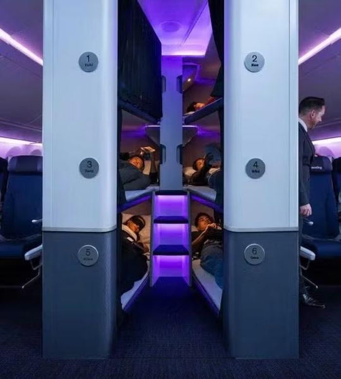 Theo công bố của Air New Zealand, Skynest gồm 6 khoang giường nằm, bố trí thành hai cụm ba tầng, đặt giữa khoang Premium Economy và Economy trên máy bay Boeing 787 Dreamliner, phục vụ những đường bay siêu dài như Auckland – New York, sau đó mới xem xét mở rộng sang các tuyến khác nếu nhận được phản hồi tích cực. Hãng kỳ vọng đây sẽ là lợi thế cạnh tranh trong bối cảnh các chuyến bay kéo dài trên 16 giờ ngày càng phổ biến. Ảnh: Air New Zealand