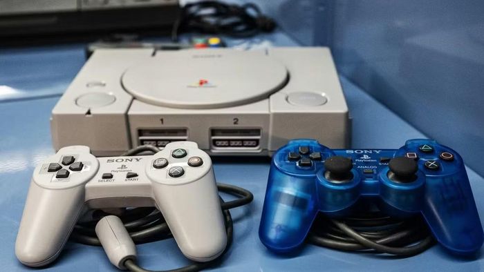 Dù vấp phải phản ứng từ cộng đồng game thủ trung thành, quyết định của Sony được xem là cột mốc quan trọng báo hiệu ngành công nghiệp trò chơi điện tử đang bước sang một kỷ nguyên mới, nơi game kỹ thuật số dần trở thành tiêu chuẩn thay thế hoàn toàn cho những chiếc đĩa PlayStation từng gắn bó với nhiều thế hệ người chơi trên toàn thế giới.