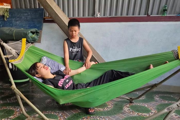 Cậu bé Đậu Vương Anh Khôi từ nhỏ đã khuyết đi tình cha, nay lại đang đứng trước bờ vực mất vĩnh viễn người mẹ – chỗ dựa duy nhất của đời mình.