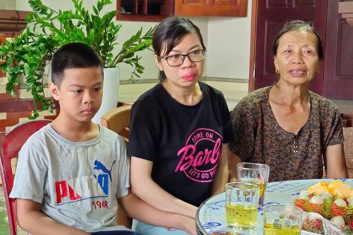 Chị Nguyệt xúc động khi tiếp nhận món quà của bạn đọc và các tấm lòng hảo tâm.