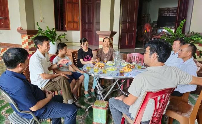 Thăm hỏi và tặng quà tới hoàn cảnh gia đình chị Vương Thị Nguyệt.