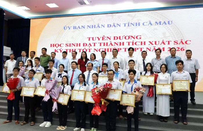 Bùi Lê Hà Nhân chụp ảnh tập thể tại lễ tuyên dương.