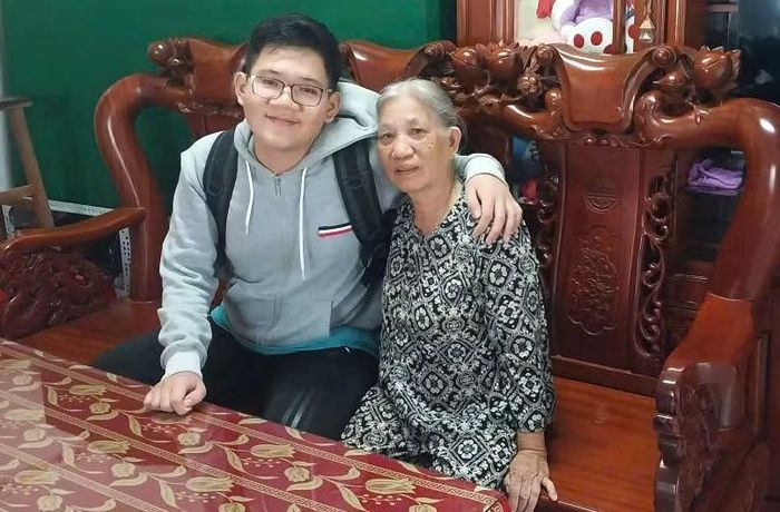 Bùi Lê Hà Nhân cùng bà ngoại.