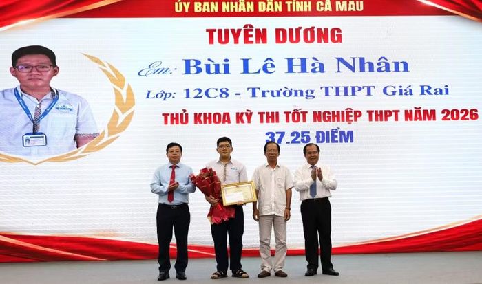 Bùi Lê Hà Nhân cùng cha (áo tay ngắn) được lãnh đạo UBND tỉnh Cà Mau tuyên dương.