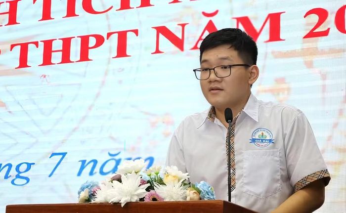 Bùi Lê Hà Nhân, đại diện học sinh đạt thành tích cao phát biểu tại lễ tuyên dương.