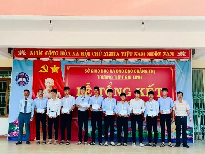 Những học sinh có kết quả học tập tiêu biểu được tuyên dương.