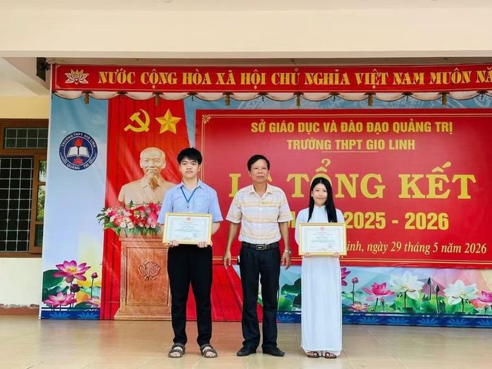 NGƯT Nguyễn Xuân Chiến trao Bằng khen của UBND tỉnh cho hai học sinh đạt thành tích cao trong Kỳ thi học sinh giỏi.
