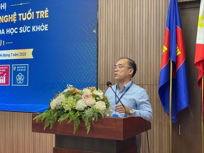 PGS.TS.BS Võ Thành Toàn, Phó Hiệu trưởng Trường Đại học Khoa học Sức khỏe, ĐHQG TPHCM phát biểu tại hội nghị. Ảnh: Hà An.