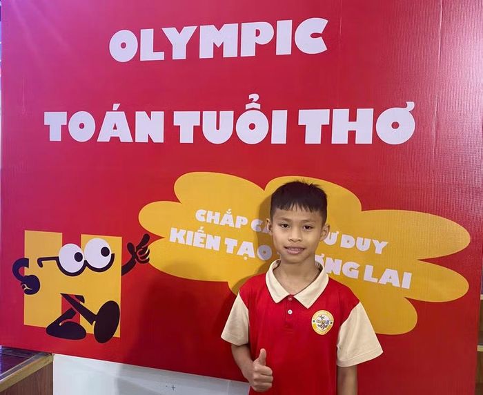 Em Huy Thông xuất sắc giành giải Nhất của khối lớp 4 tại vòng chung kết.