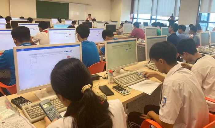 Các em học sinh chăm chú tham gia vòng chung kết Olympic Toán Tuổi thơ Online 2026.